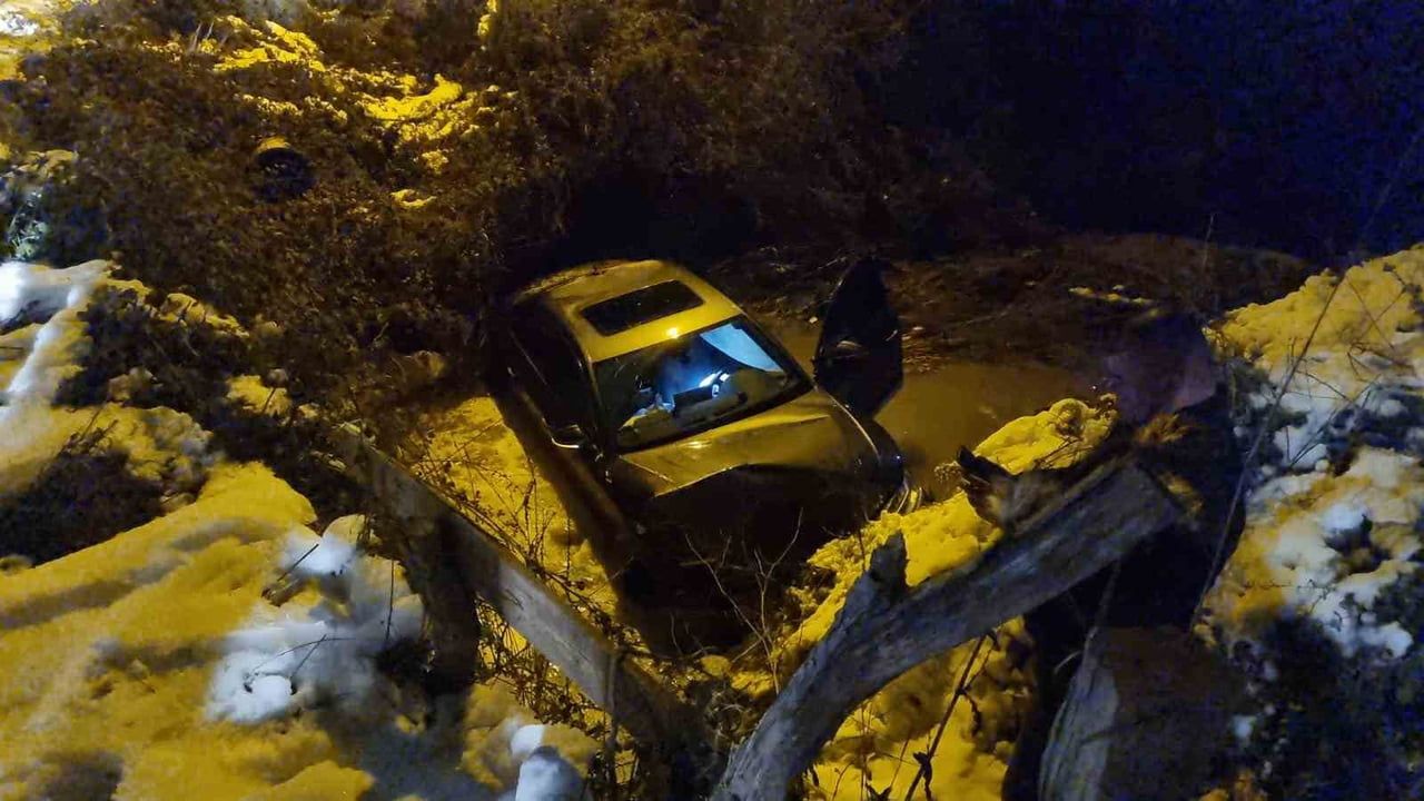 Sinop'ta buzlanma: Otomobil dereye uçtu, 1 yaralı