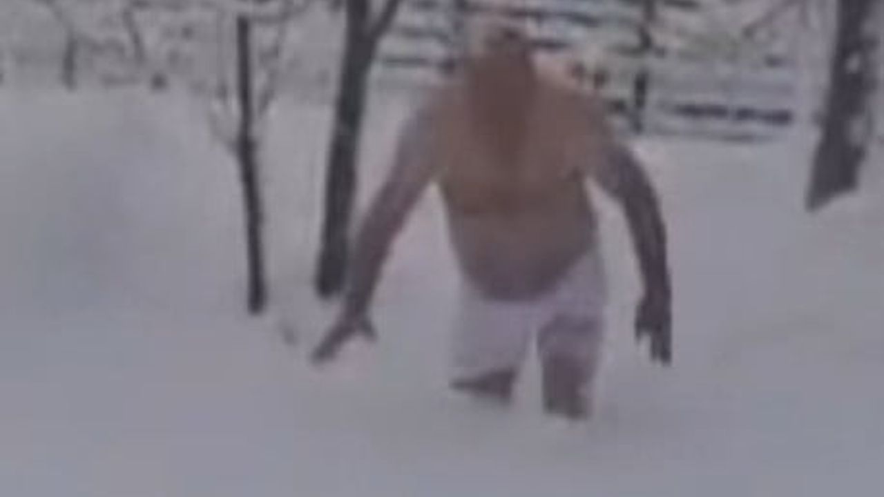 Sinop'ta 'Denize giremedik' diyen vatandaş karda kulaç attı