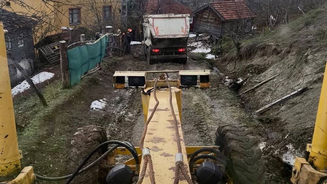 Sinop'ta Heyelan Alarmı: İl Özel İdaresi Köy Yollarında Müdahale