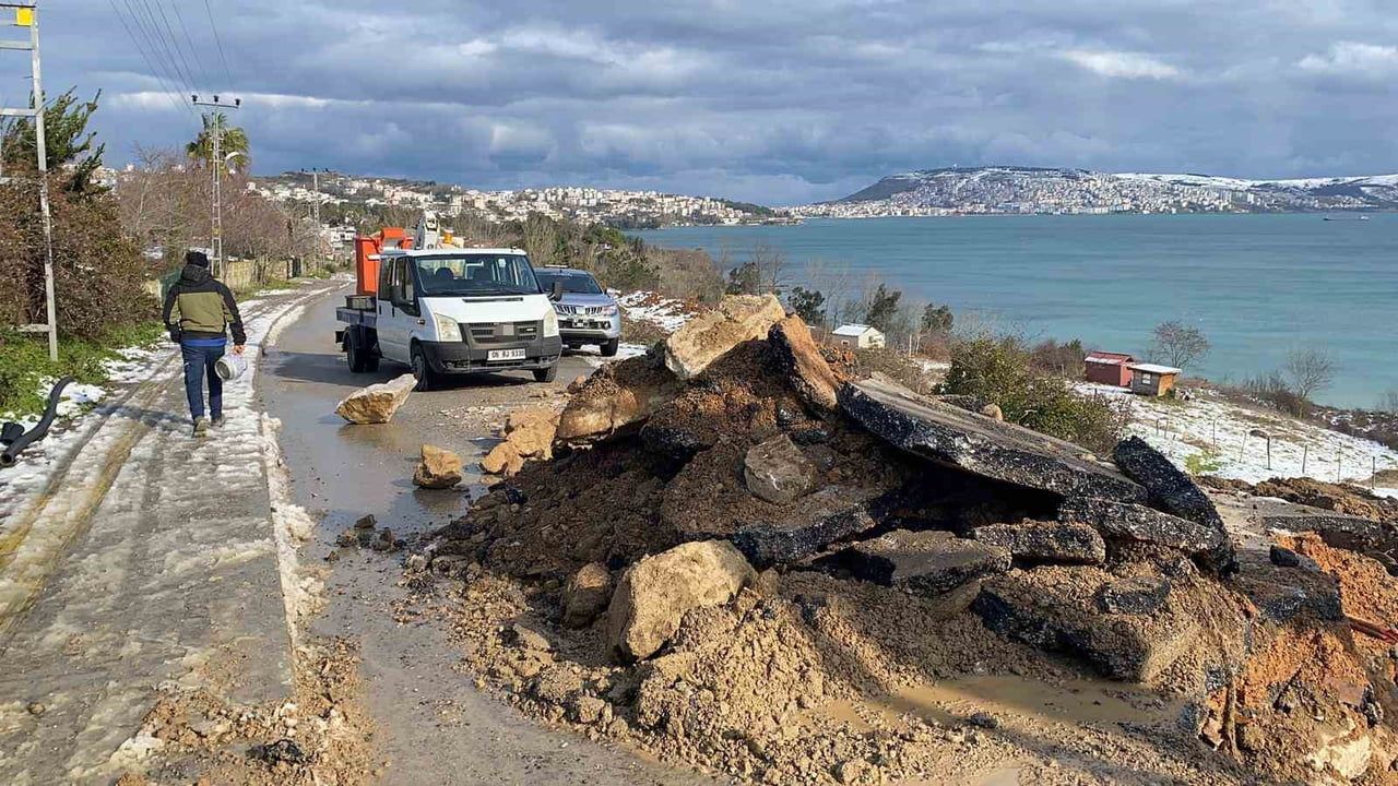 Sinop'ta Heyelan Sonrası Babacan Yolu'nda Onarım Çalışması