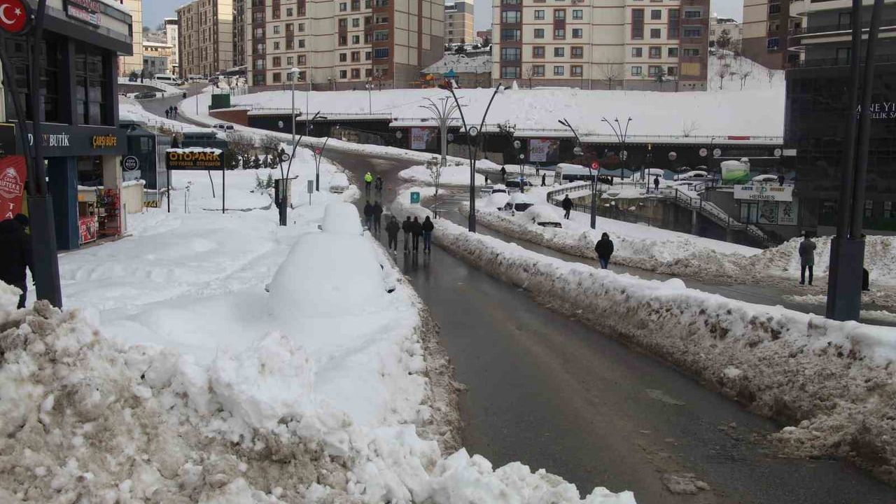 Şırnak Belediyesi'nden Kar Temizleme Uyarısı
