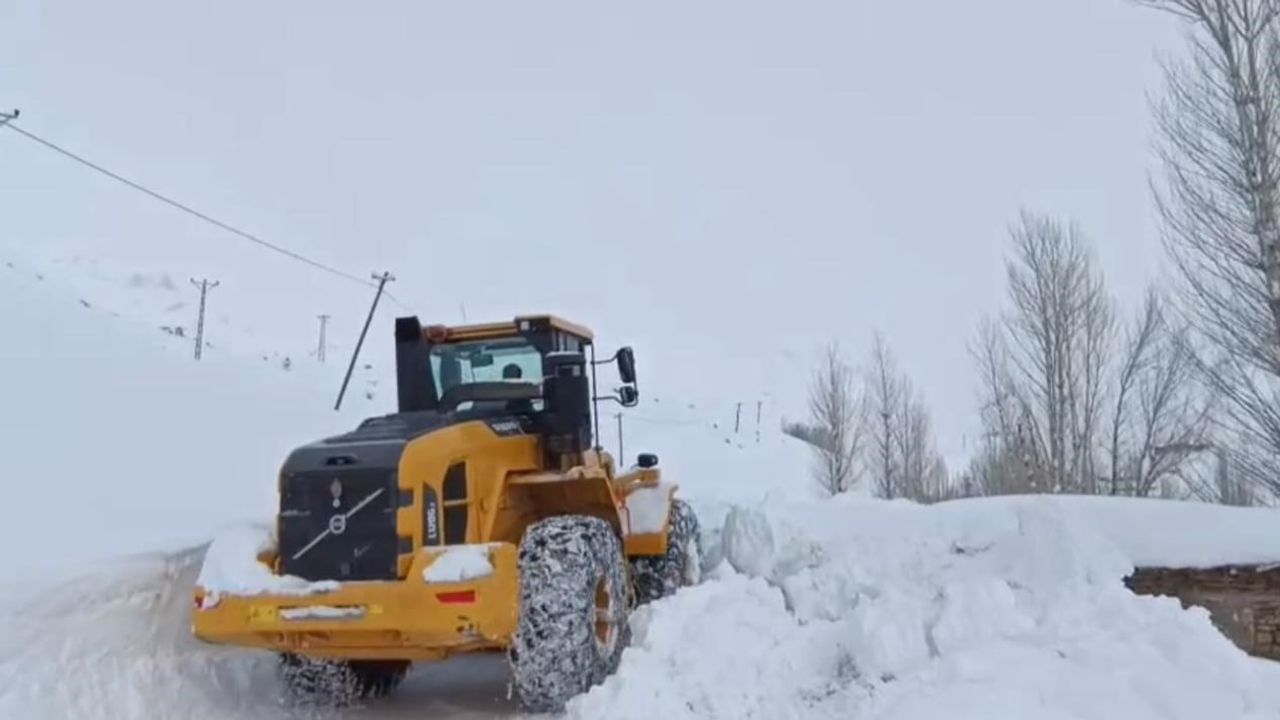 Şırnak Beytüşşebap'ta Karla Mücadele: Köy Yolları Ulaşıma Açılıyor