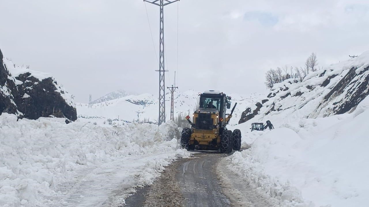 Şırnak Beytüşşebap'ta karlı yollar ulaşıma açıldı