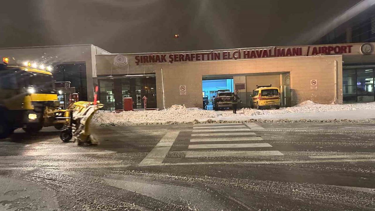 Şırnak Havalimanı'nda 4 Sefer İptal Edildi: Kar Yağışı Ulaşımı Aksattı