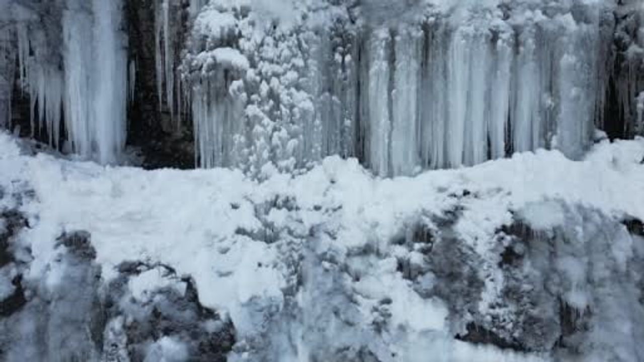 Şırnak'ın Beytüşşebap'ında Metrelerce Buz Sarkıtları Dronla Görüntülendi