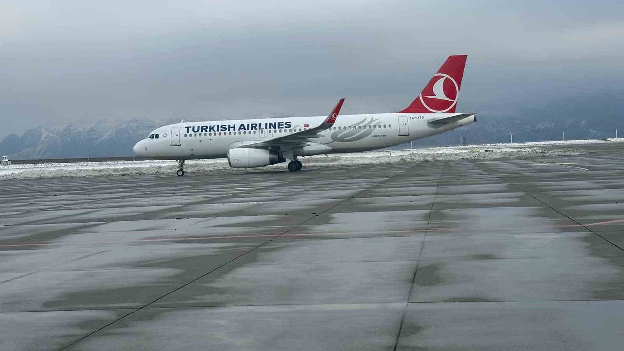 Şırnak Şerafettin Elçi Havalimanı’na 3 Gün Sonra İlk Uçak İndi