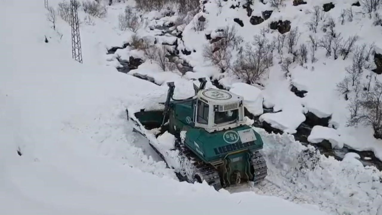 Şırnak'ta 2 Metrelik Karla Mücadeleye DSİ İş Makineleri Dahil Oldu