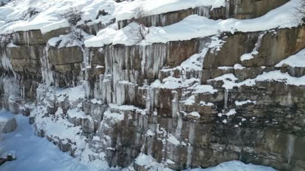 Şırnak'ta Buzdan Şelaleler: Beytüşşebap'ta eksi 20 derece ve 2 metre kar