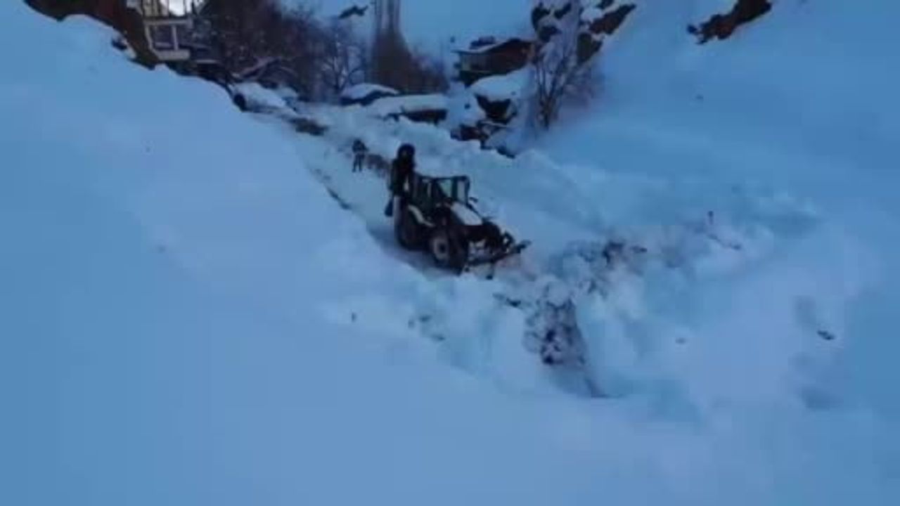 Şırnak’ta Çığ Riskine Rağmen Yol Açma Çalışmaları