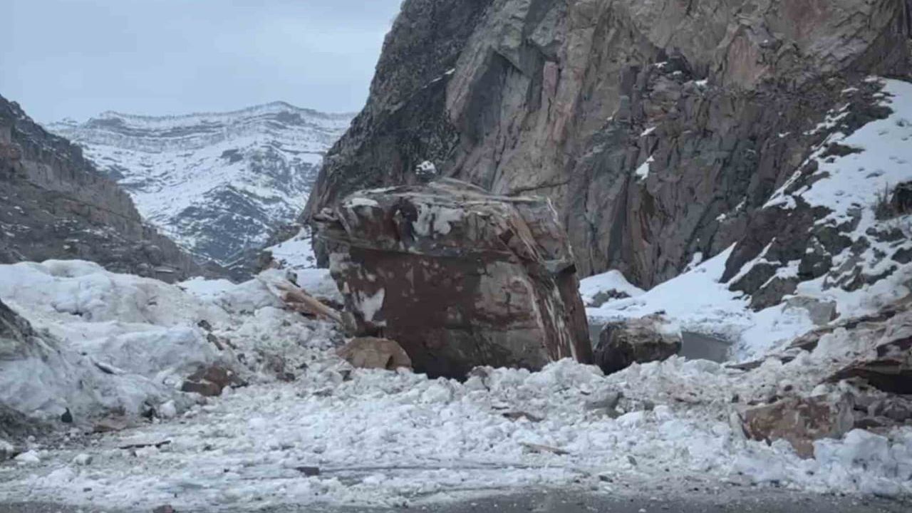Şırnak’ta dağdan kopan dev kaya yolu ulaşıma kapattı