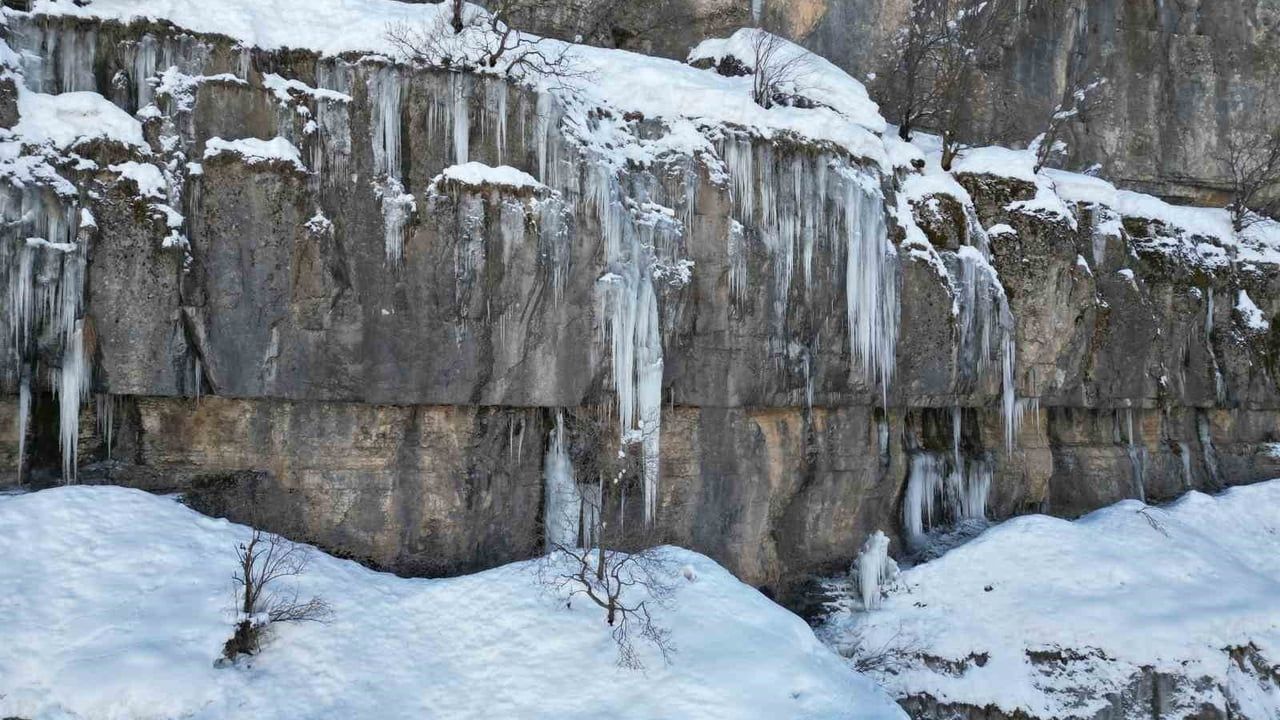Şırnak’ta Dağlar Buzla Kaplandı: Şelaleler Dondu