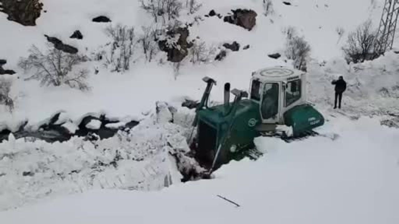 Şırnak’ta DSİ İş Makineleri Beytüşşebap’ta Yol Açma Çalışmalarına Destek Verdi