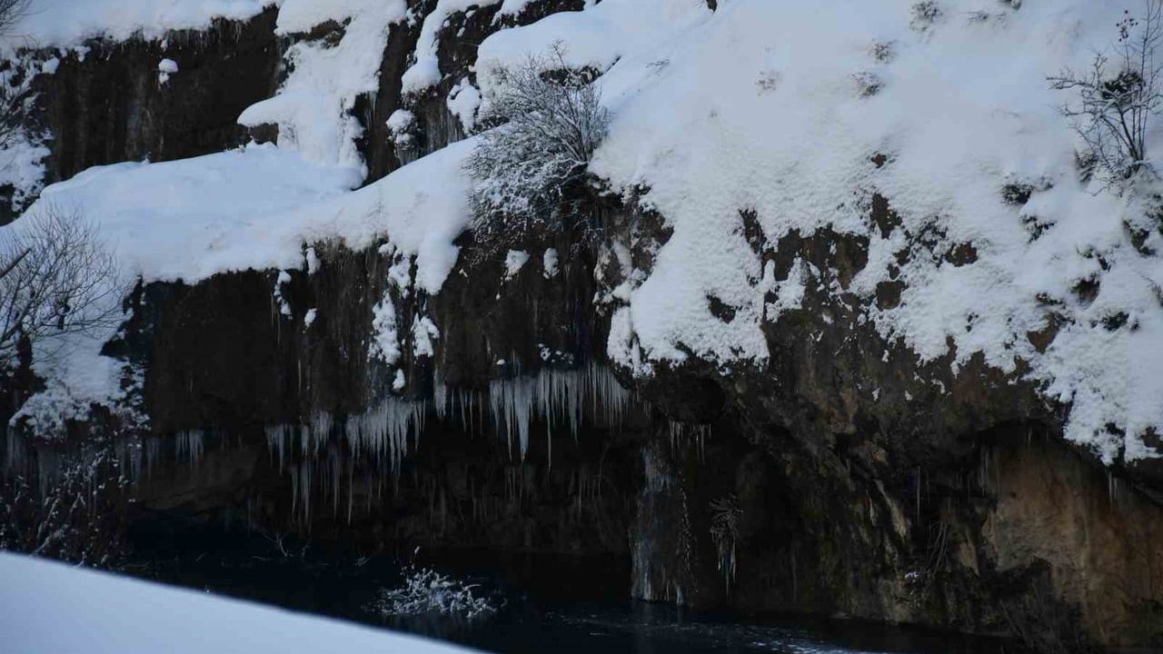 Şırnak’ta Habur Çayı Dondu: Beytüşşebap’ta -15 dereceyle Buz Pistine Döndü