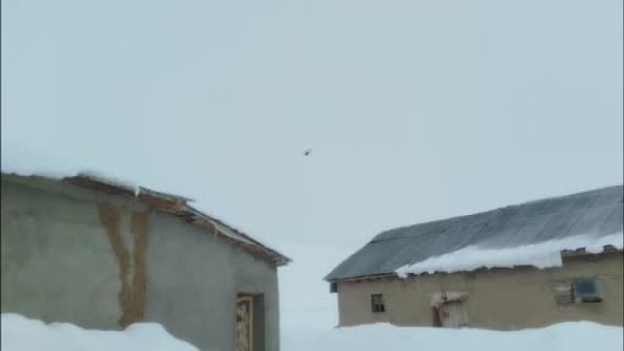 Şırnak'ta Helikopterle Hasta Kurtarma: Köylüler Bezle Pilotun İnişine Yol Gösterdi