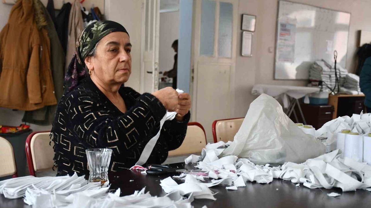 Şırnak'ta Kadınlar Köy Çocukları İçin 2 bin 600 Eşofman Dikiyor