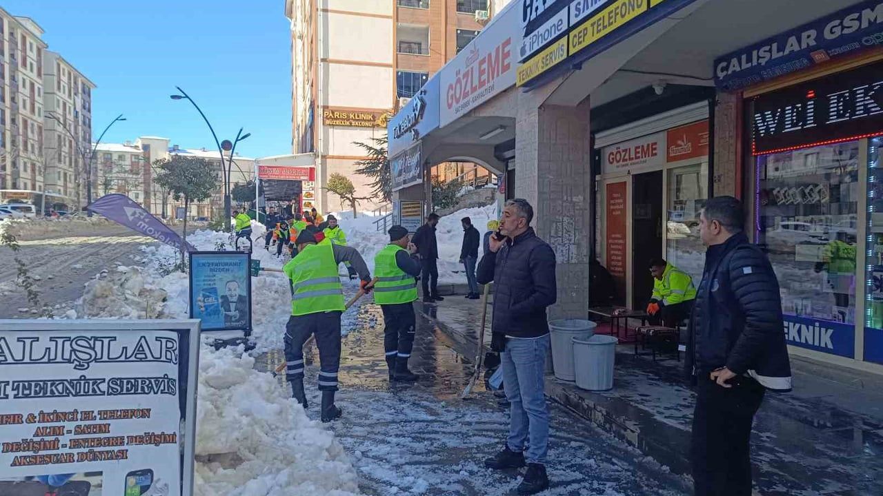 Şırnak’ta Kar Seferberliği: Kaldırımlar Kürekle Temizlendi