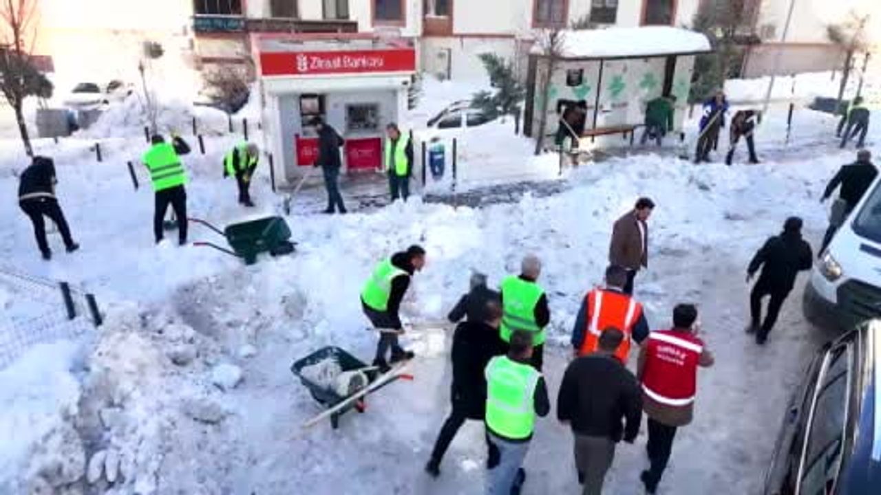 Şırnak'ta Kar Temizliğinde Araç Engeli — Başkan Yarka'dan Çağrı