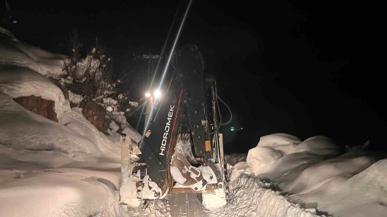 Şırnak'ta Karla Mücadele: İl Özel İdare Ekipleri Beytüşşebap'ta Gece Gündüz Çalışıyor