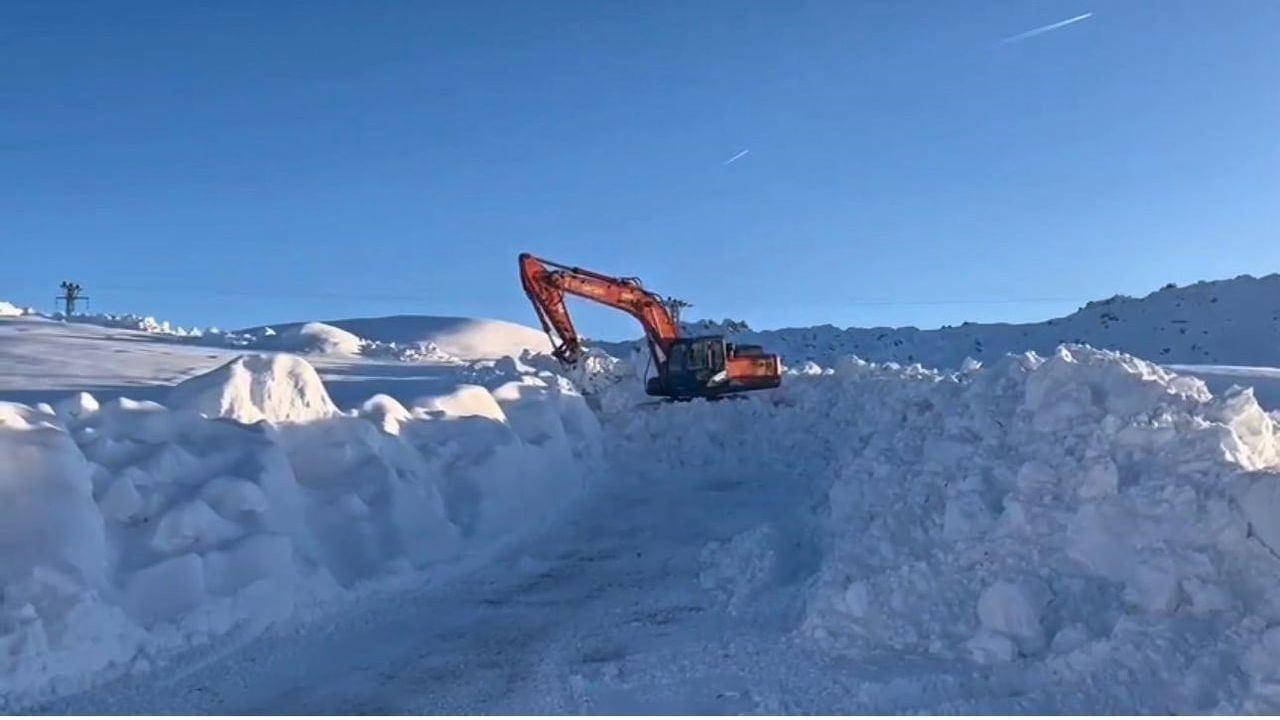 Şırnak'ta Karla Mücadele Sürüyor: Yollar Aralıksız Açılıyor