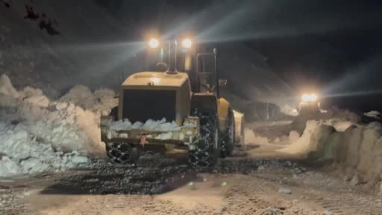 Şırnak'ta Karla Mücadele: Uludere-Habur II Karayolu'nda Gece Mesaisi