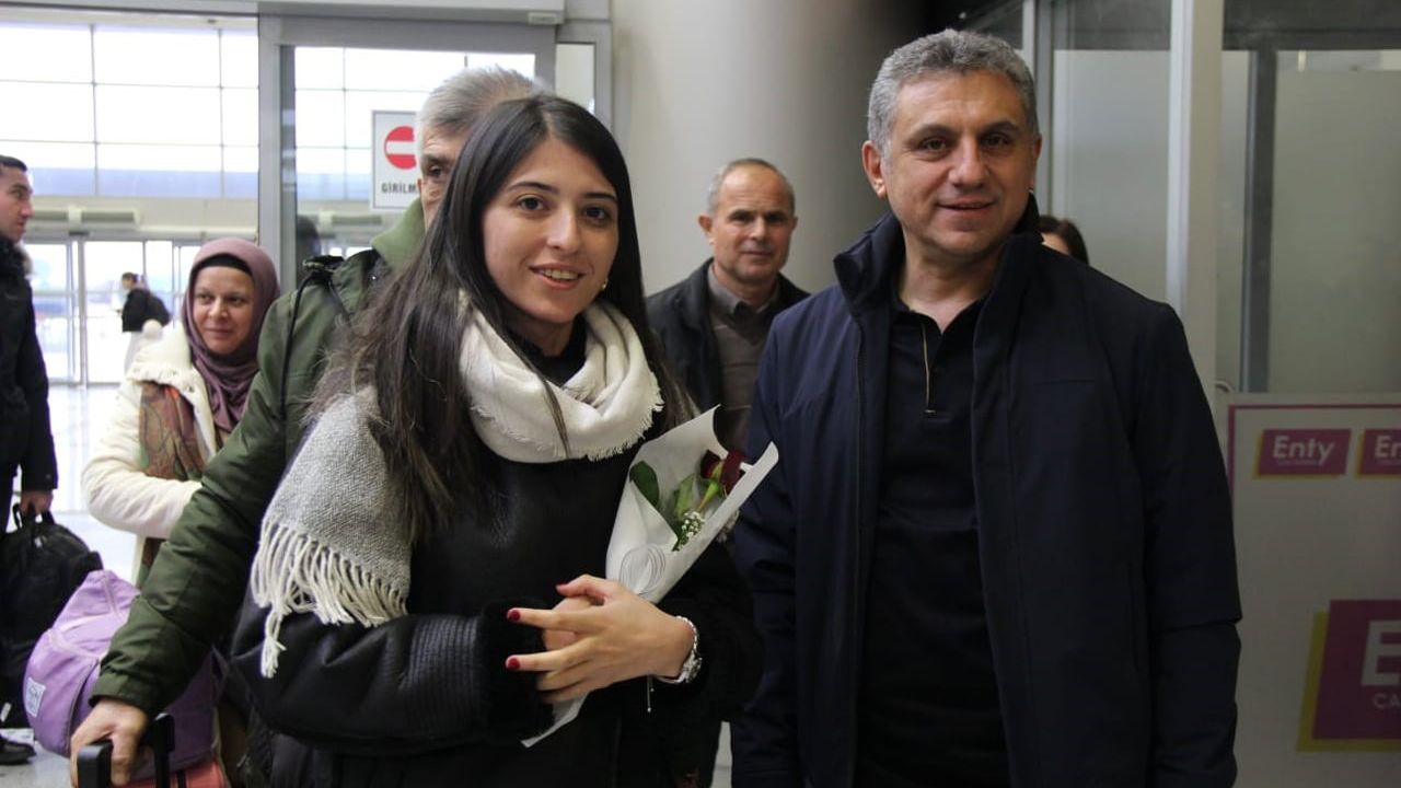 Şırnak'ta Öğretmenlere Şerafettin Elçi Havalimanı'nda Çiçekli Karşılama