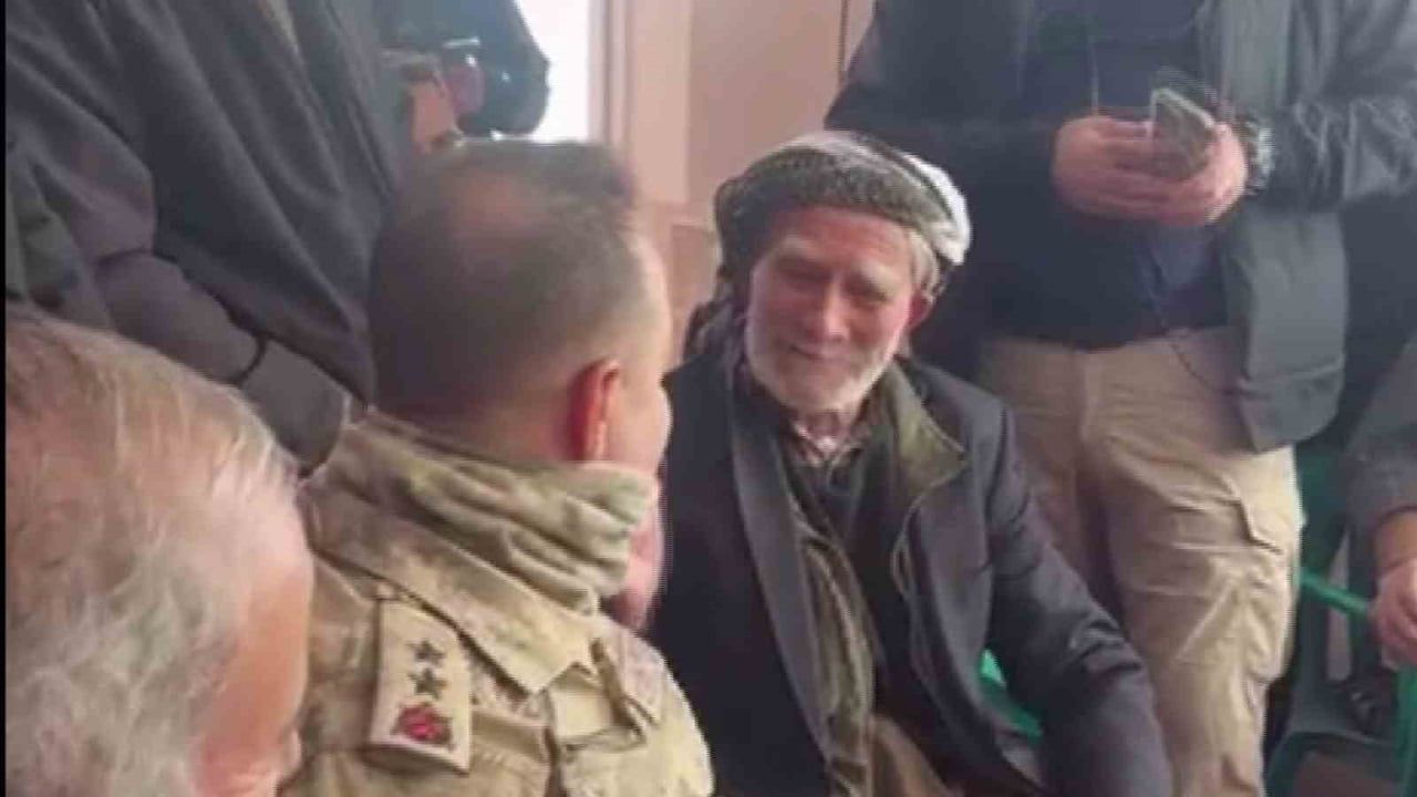 Şırnak'ta Tümgeneral Tombul'dan Duygulandıran Jest: Yüzük 85 Yaşındaki Vatandaşa