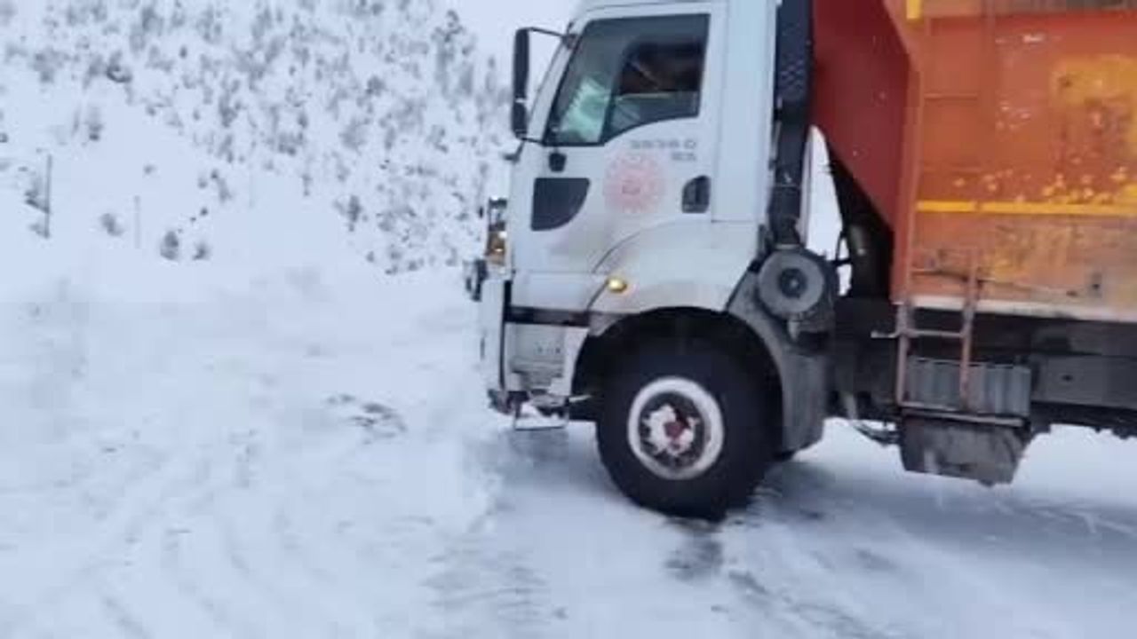 Şırnak'ta Yoğun Kar: İpek Yolu'nda Onlarca Araç Kurtarıldı