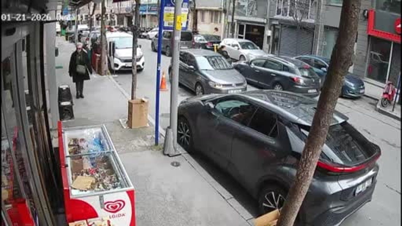 Şişli'de Park Manevrası Sırasında Otomobil Kuaför Dükkanına Girdi