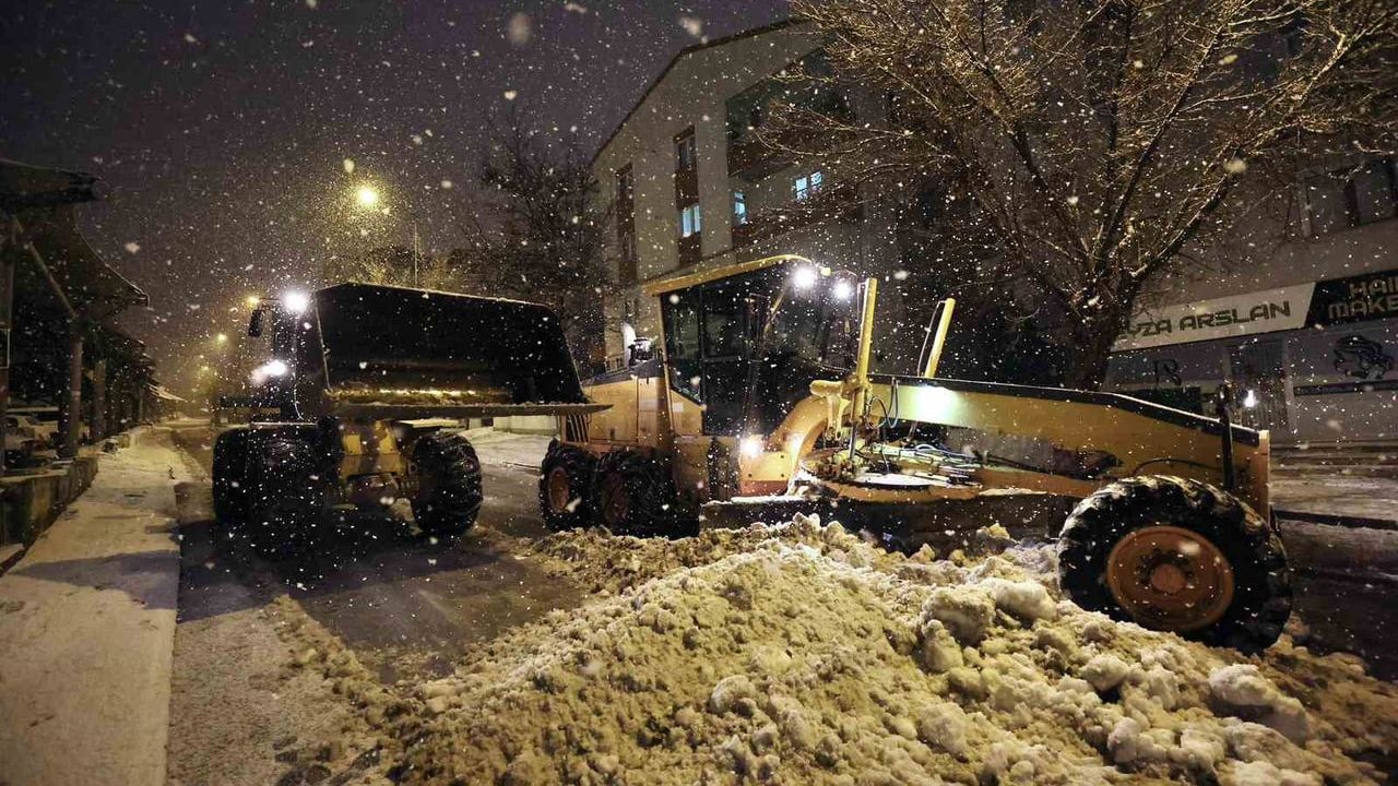 Sivas Belediyesi'nden 65 Mahalleye Eş Zamanlı Kar Müdahalesi