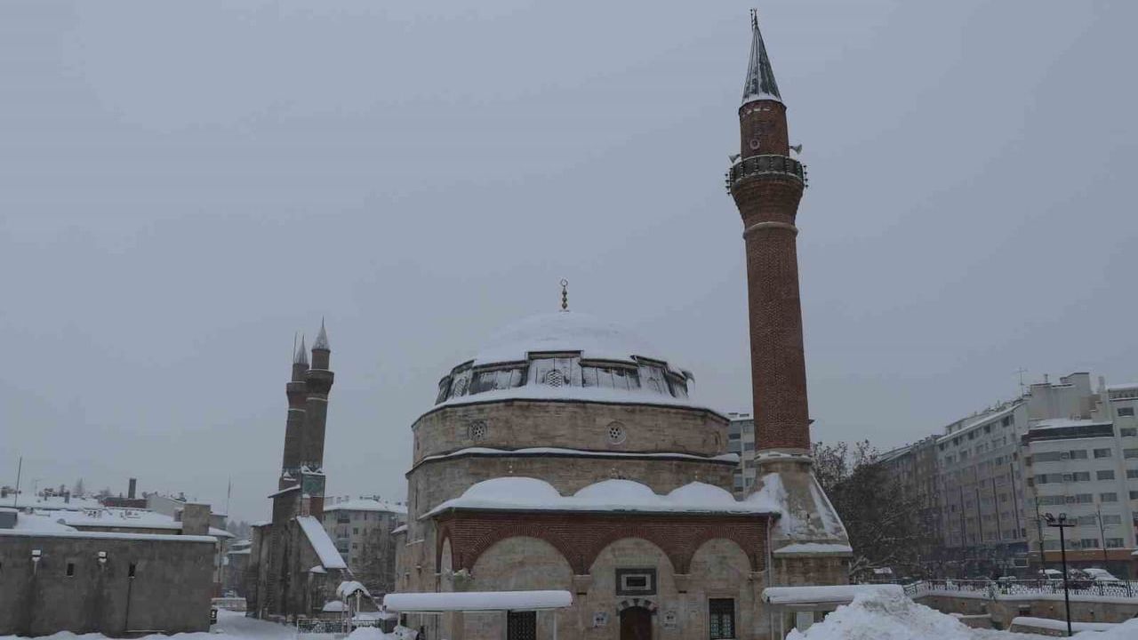 Sivas Beyaza Büründü: Tarihi Kent Meydanı Karla Kaplandı