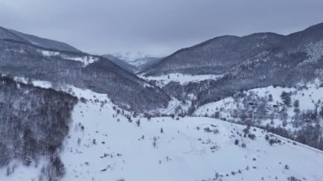 Sivas’ın 'Karadeniz'i Dipsizgöl Beyaza Büründü: Şelalede 5 Metrelik Buz Sarkıtları
