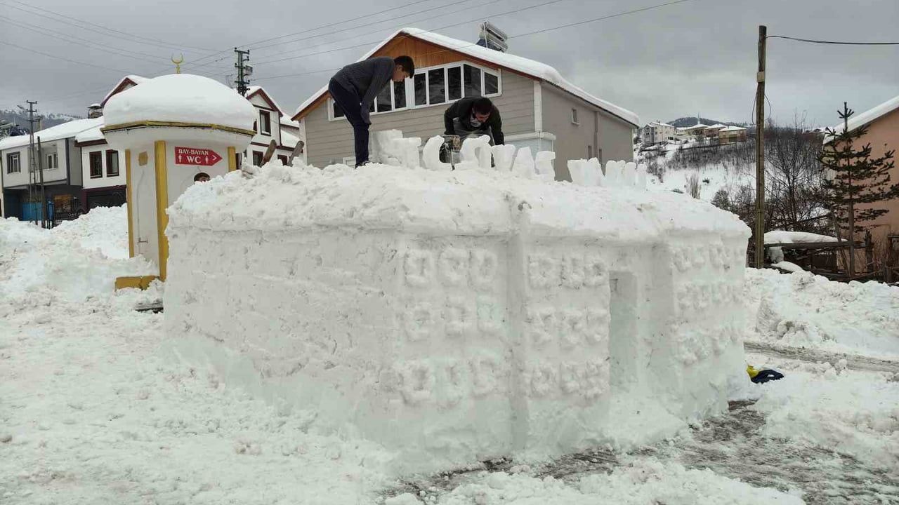 Sivas Koyulhisar'da Kardan Valilik Binası Yapıldı