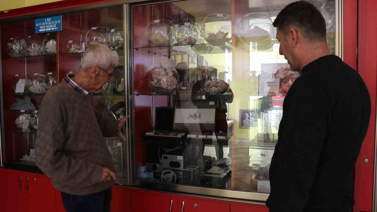 Sivas'ta 72 Yaşındaki Öğretmenin 500 Parçalık Koleksiyonuyla Okulda Biyoloji Müzesi