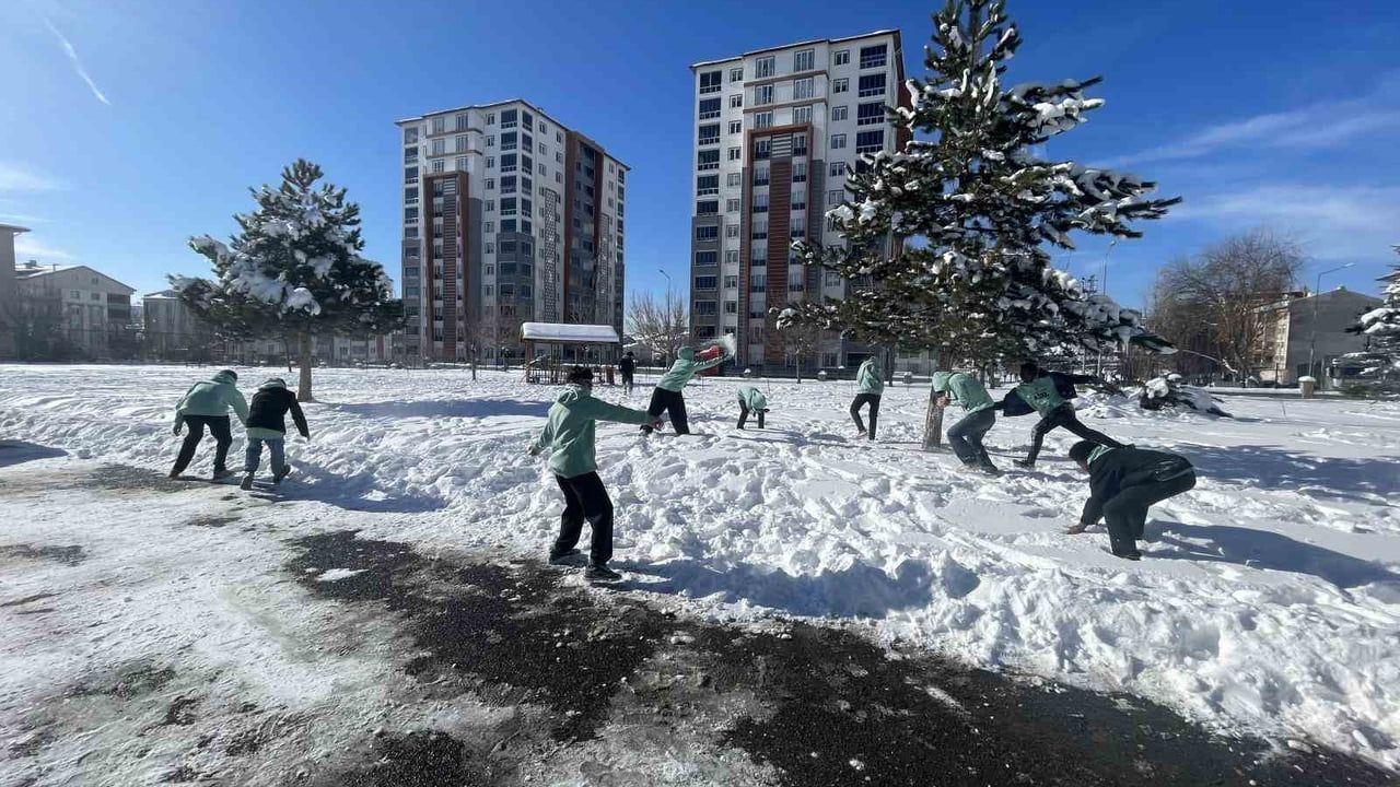 Sivas'ta Afrikalı Öğrencilerin İlk Kar Sevinci