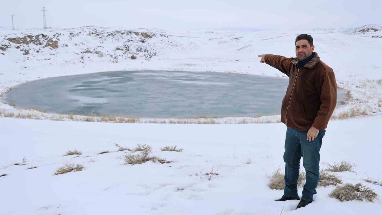 Sivas'ta Ağgöl ve Karagöl Dondu: Kartpostallık Kış Manzarası