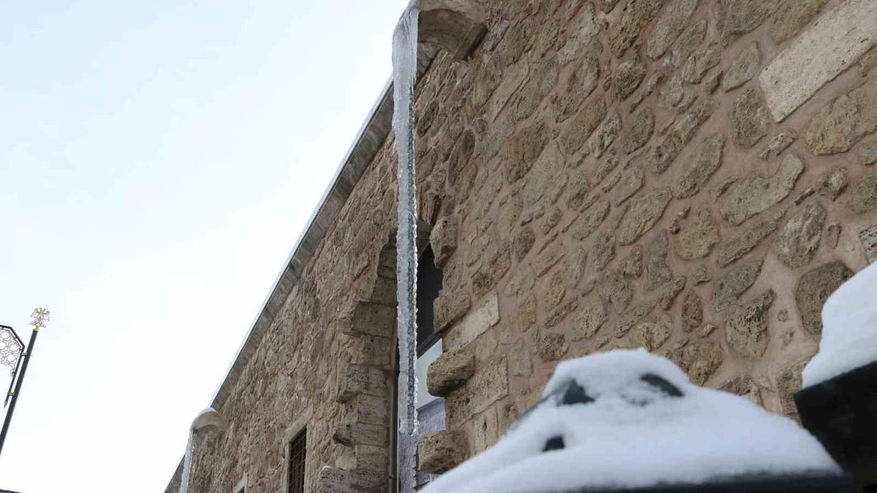 Sivas'ta Behrampaşa Hanı'nda 4 Metrelik Buz Sarkıtları