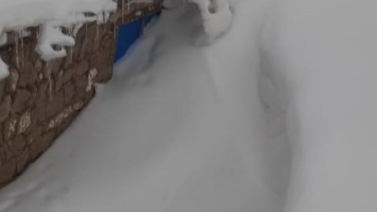 Sivas’ta Bina Boyu Kar: Altınyayla Başören’de Kar 3 Metreyi Buldu