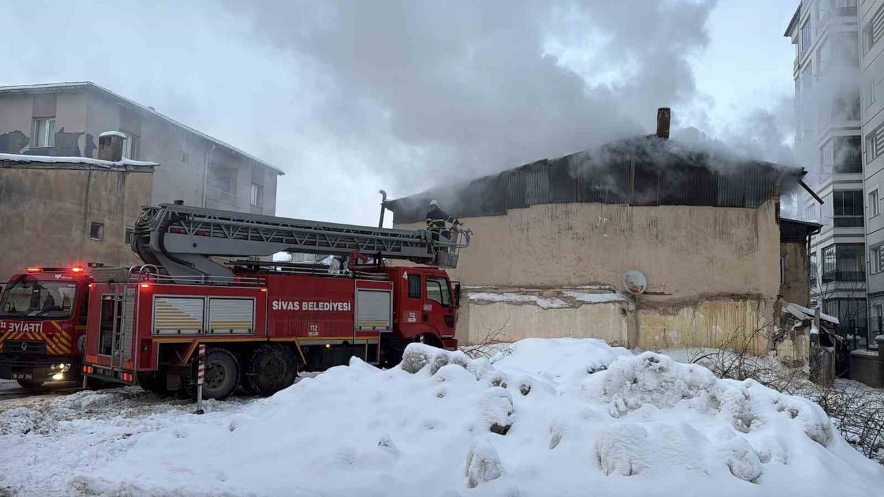 Sivas'ta Çatı Yangını Büyümeden Söndürüldü