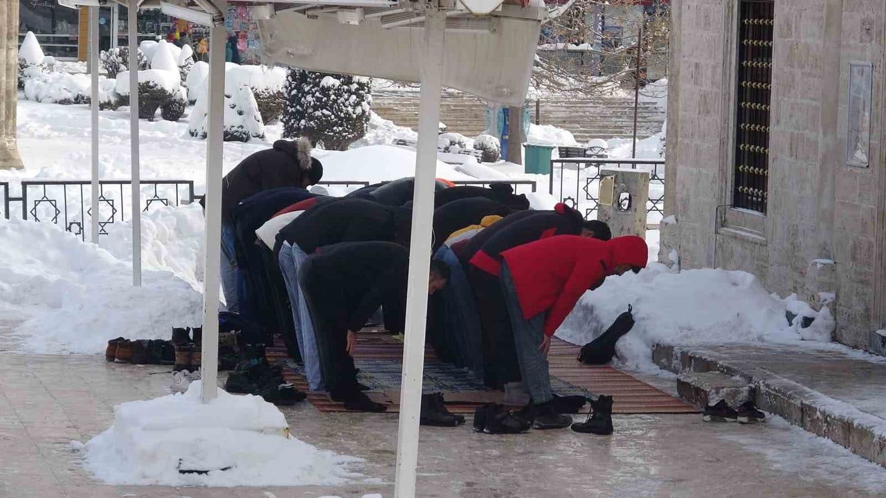 Sivas'ta Cuma Namazı Açık Havada: Cemaat -10°C'de Kıldı