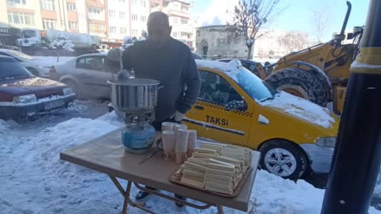 Sivas'ta Dayanışma: Karla Mücadele Ekiplerine Sıcak Süt İkramı