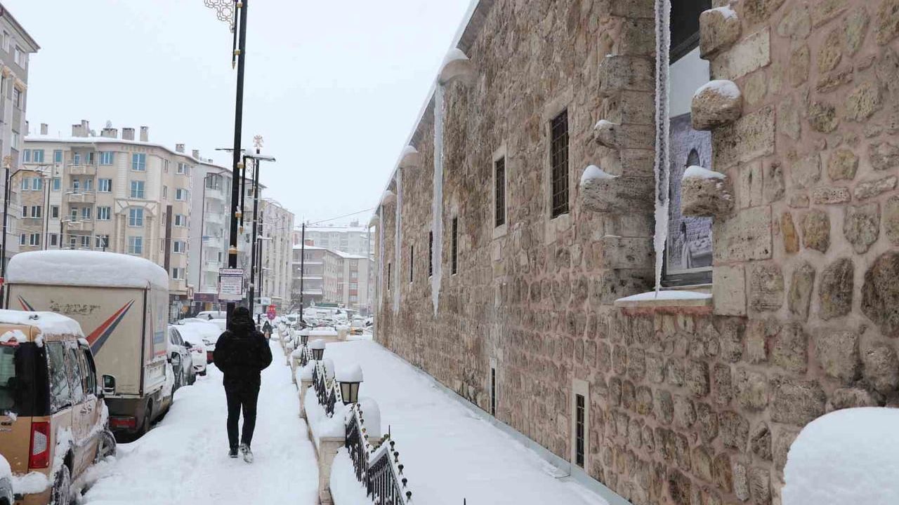 Sivas'ta Dev Buz Sarkıtları Oluştu: Hava -19°C