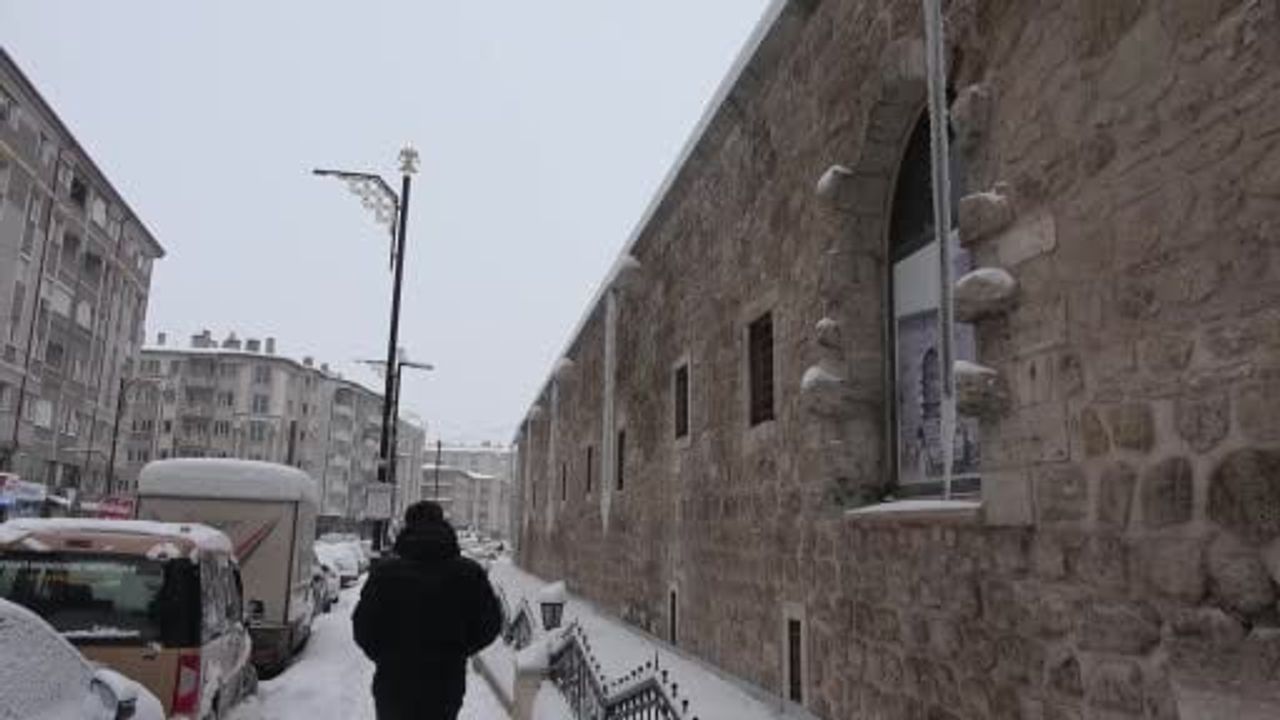 Sivas’ta Dondurucu Soğuk: 3 Metrelik Buz Sarkıtları Oluştu