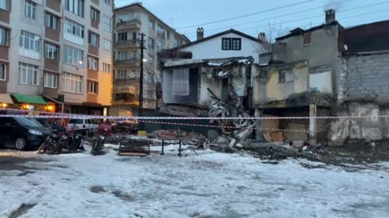 Sivas'ta Halit Rıfat Paşa Mahallesi'nde Metruk Bina Çöktü