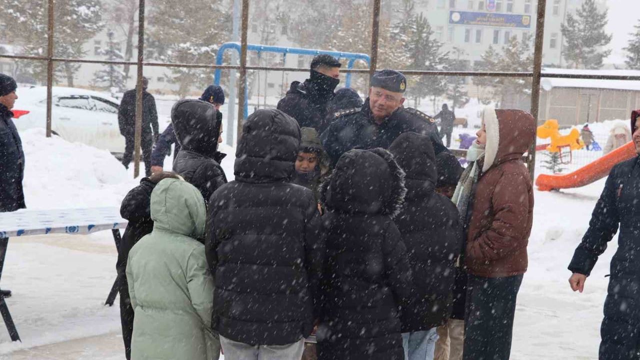 Sivas'ta Jandarma'dan Sevgi Evleri Çocuklarına Kızak Şenliği