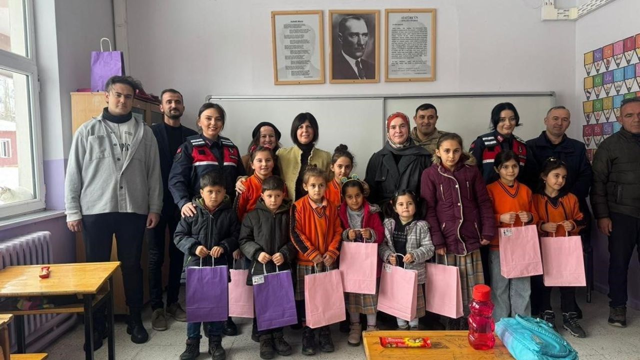 Sivas'ta Jandarmadan Öğrencilere Karne Sürprizi