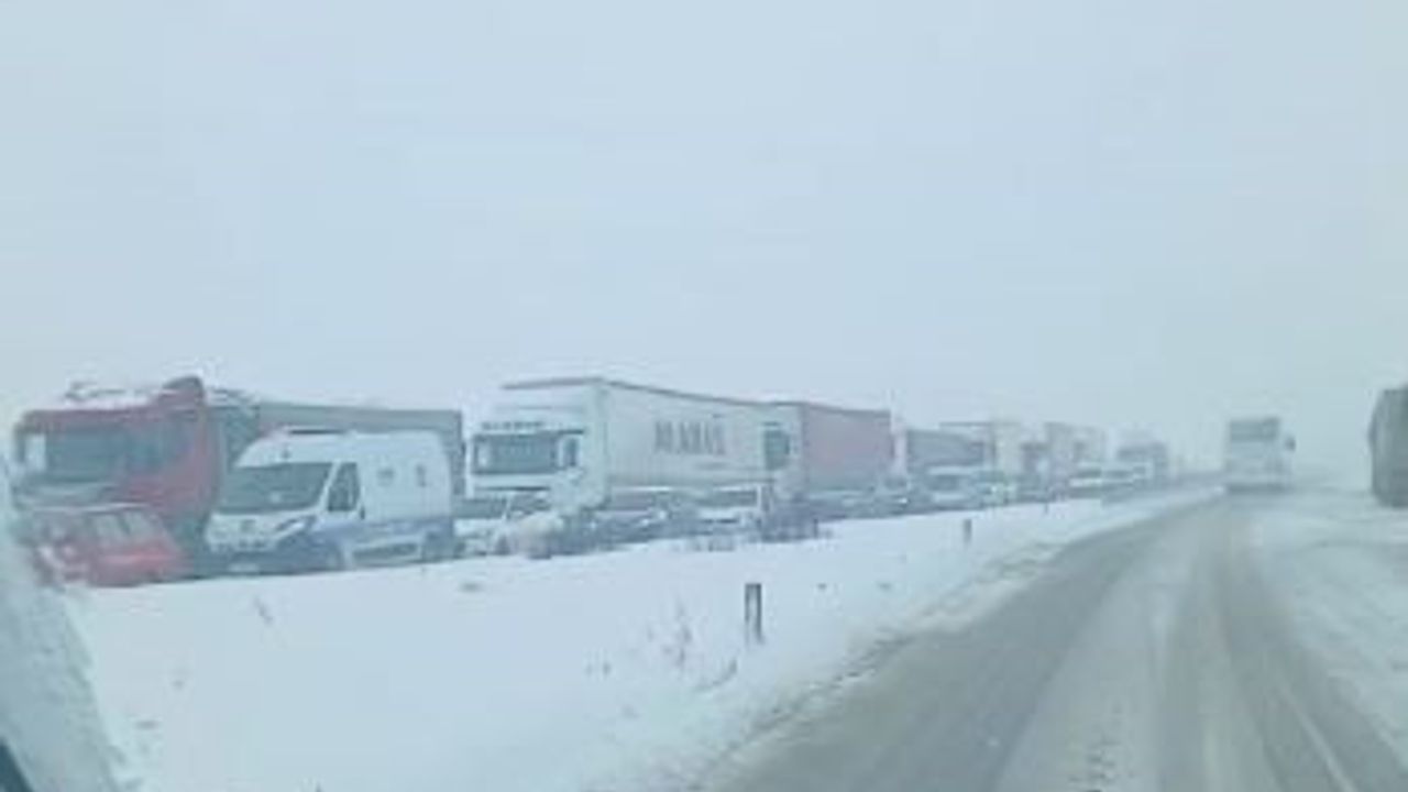 Sivas'ta Kar Ulaşımı Aksattı: Sivas-Malatya ve Sivas-Kayseri Yolları Kapandı