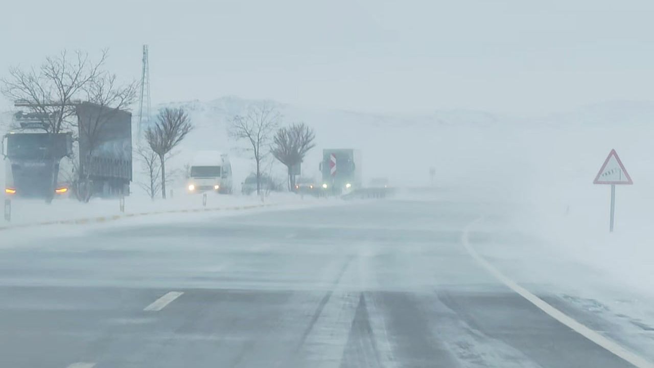 Sivas'ta Kar Ulaşımı Felç Etti: 800 Yerleşim Yeri Kapalı