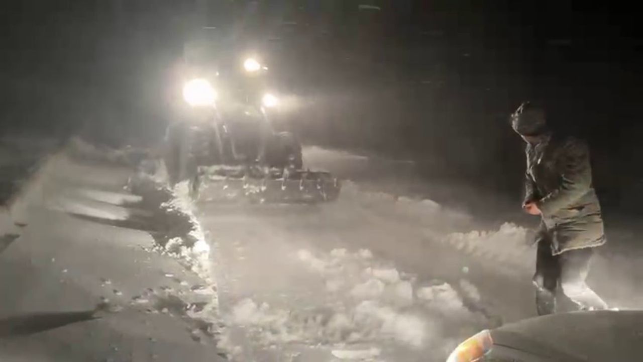 Sivas'ta Kar ve Tipi Ulaşımı Aksattı: Şarkışla-Altınyayla Yolu Kapandı