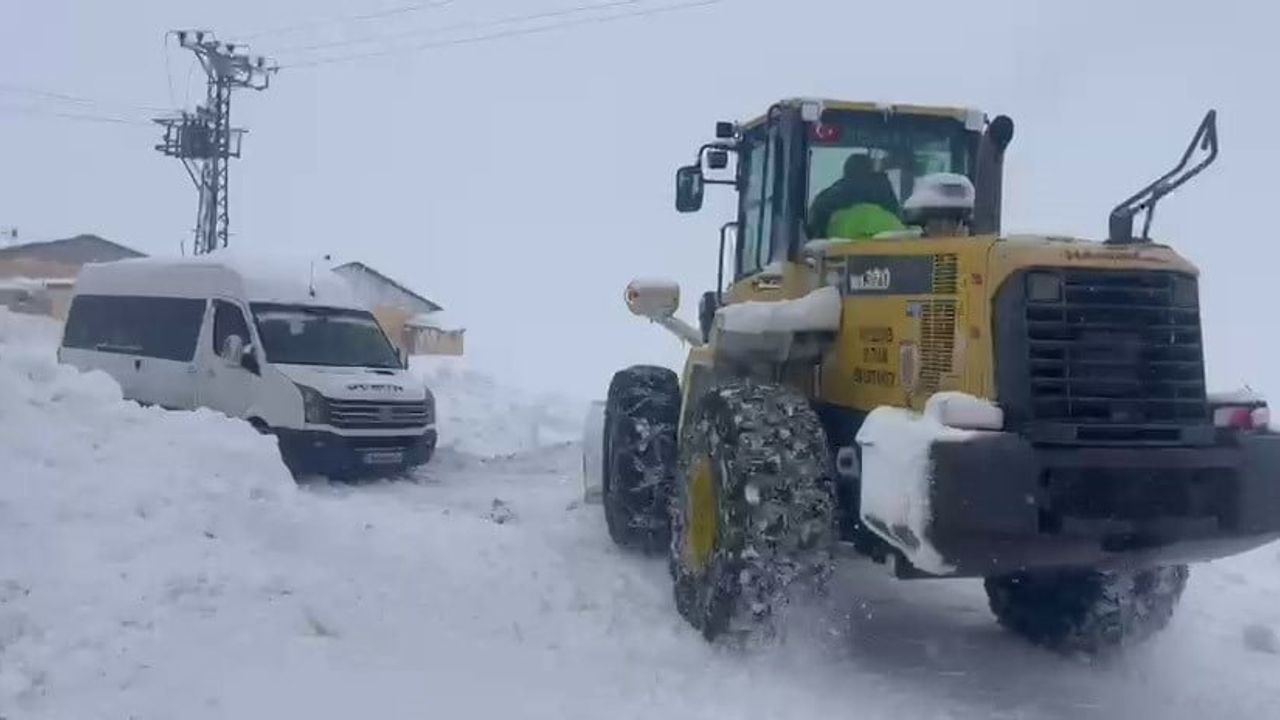 Sivas'ta Kar Yolları Kapattı: Cenaze 5 Saatlik Mücadeleyle Defnedildi