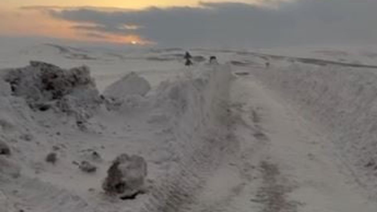 Sivas'ta Kara Saplanan Midibüs, Muhtar İsa Oğuz’un Traktörüyle Kurtarıldı